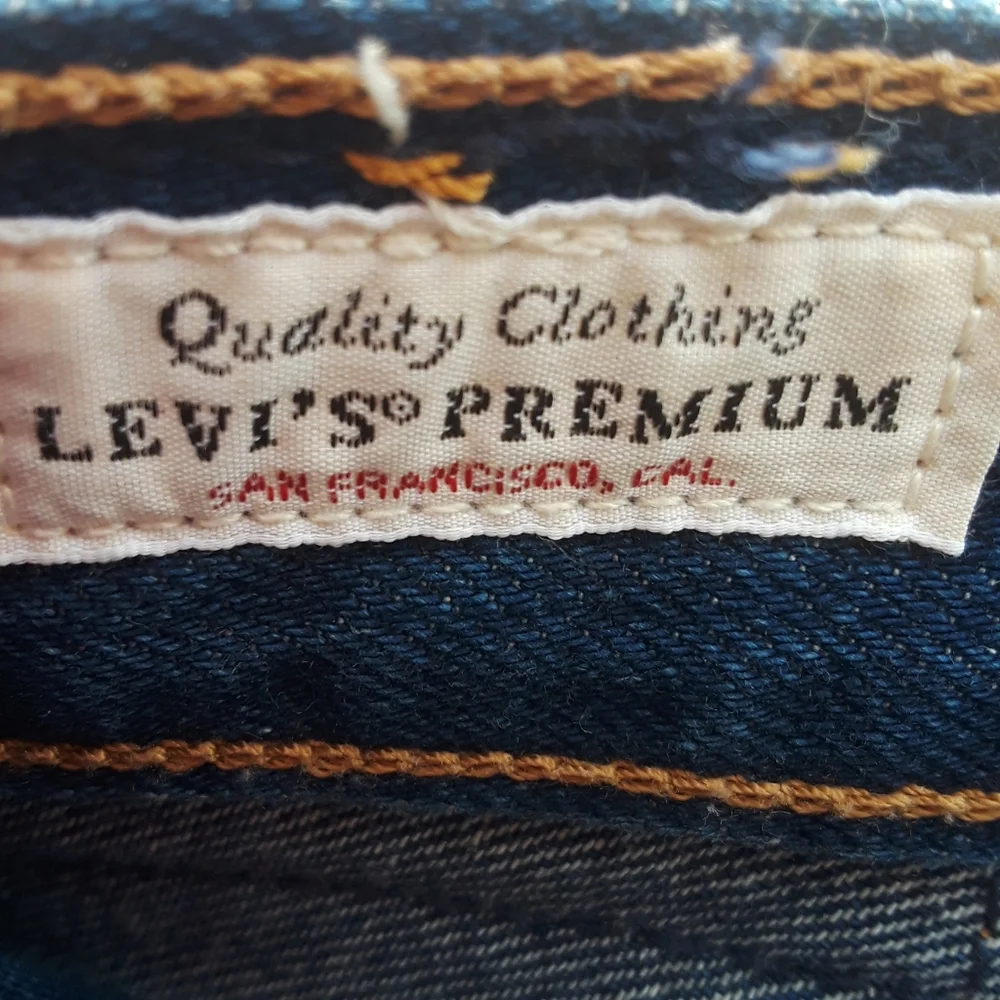 Levi's Ribcage Ridged Size 31 Dark Wash Raw Hem Premium Jeans Button Fly - Picture 6 of 11